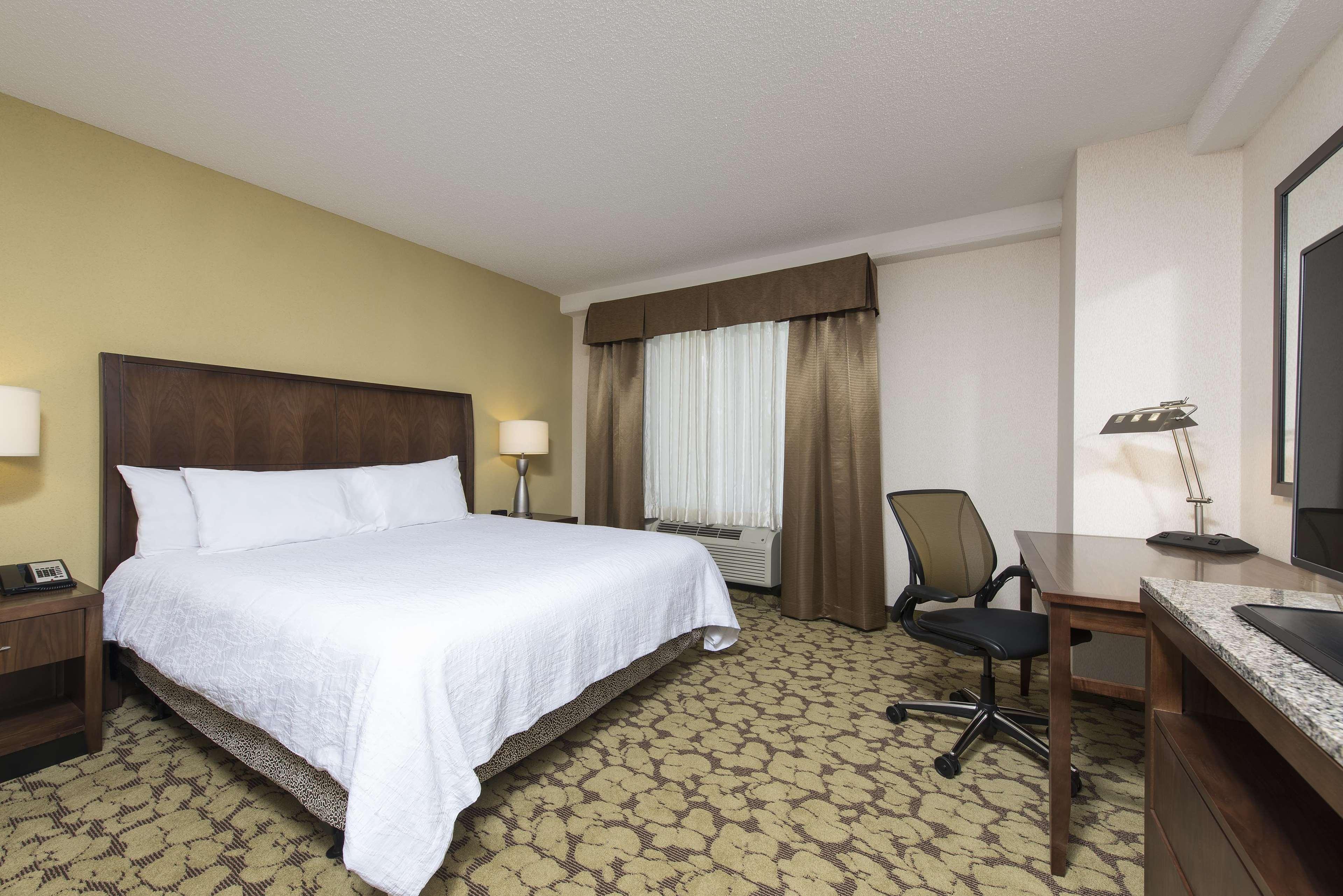 Hilton Garden Inn Louisville Downtown Exterior photo