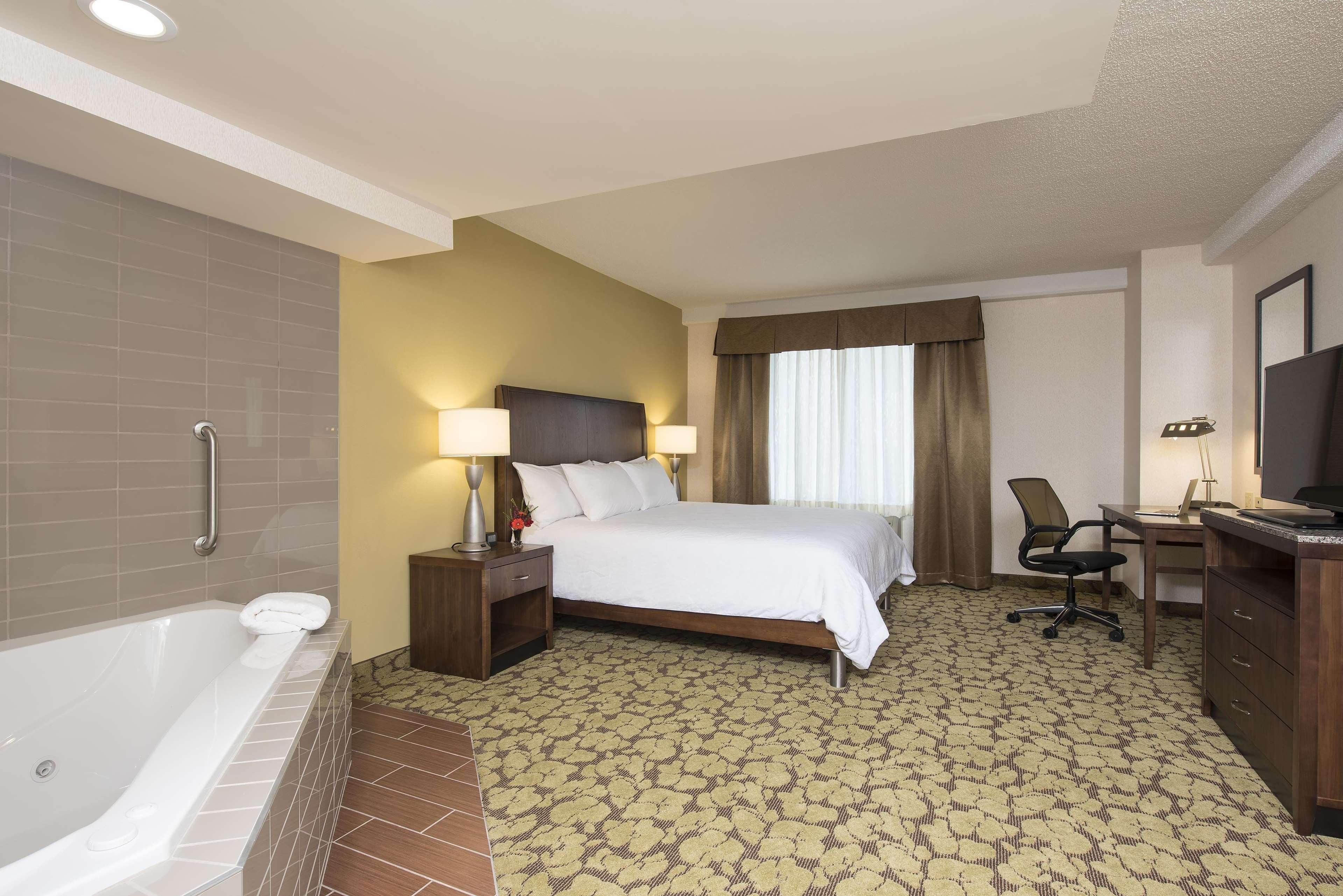 Hilton Garden Inn Louisville Downtown Exterior photo