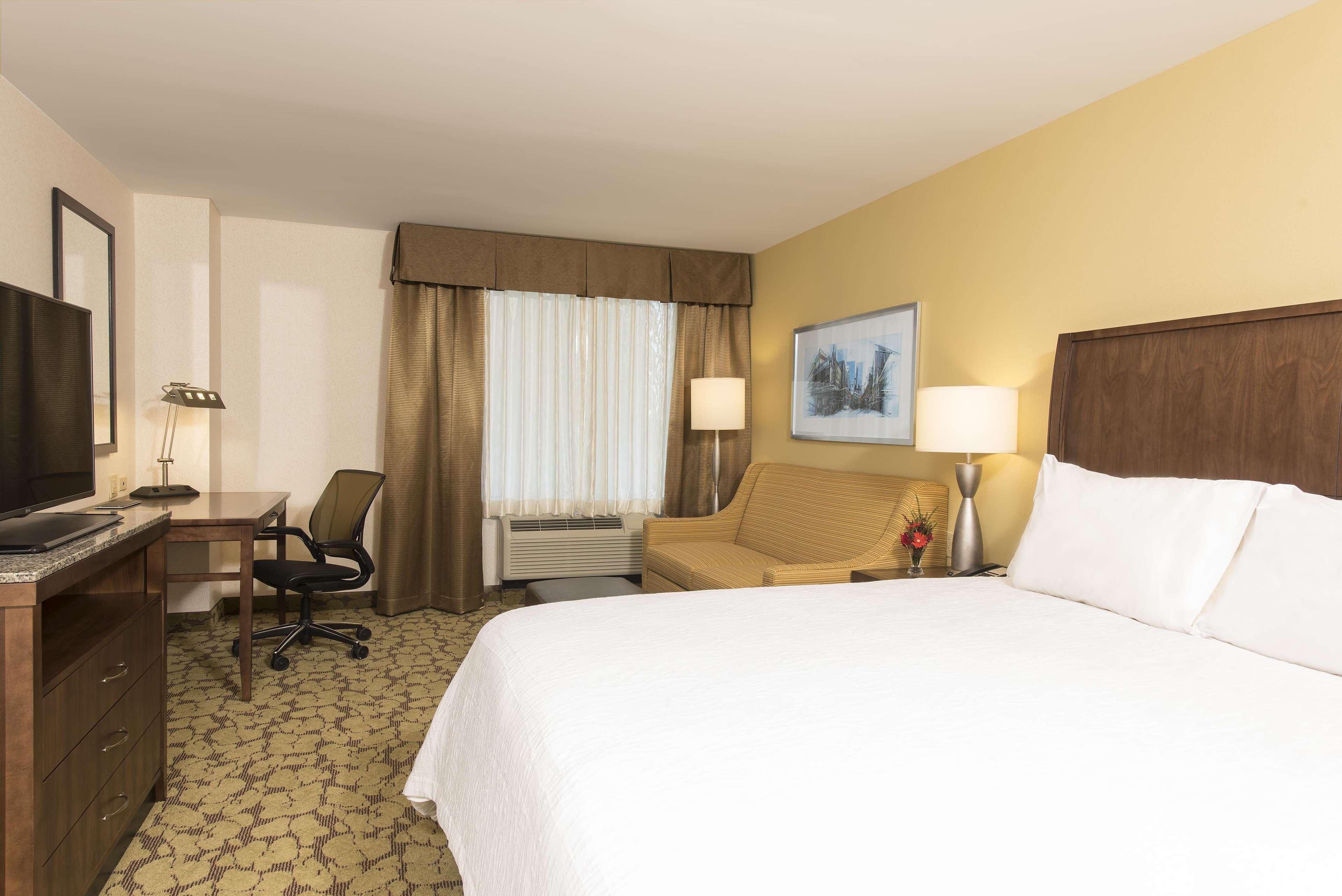 Hilton Garden Inn Louisville Downtown Exterior photo