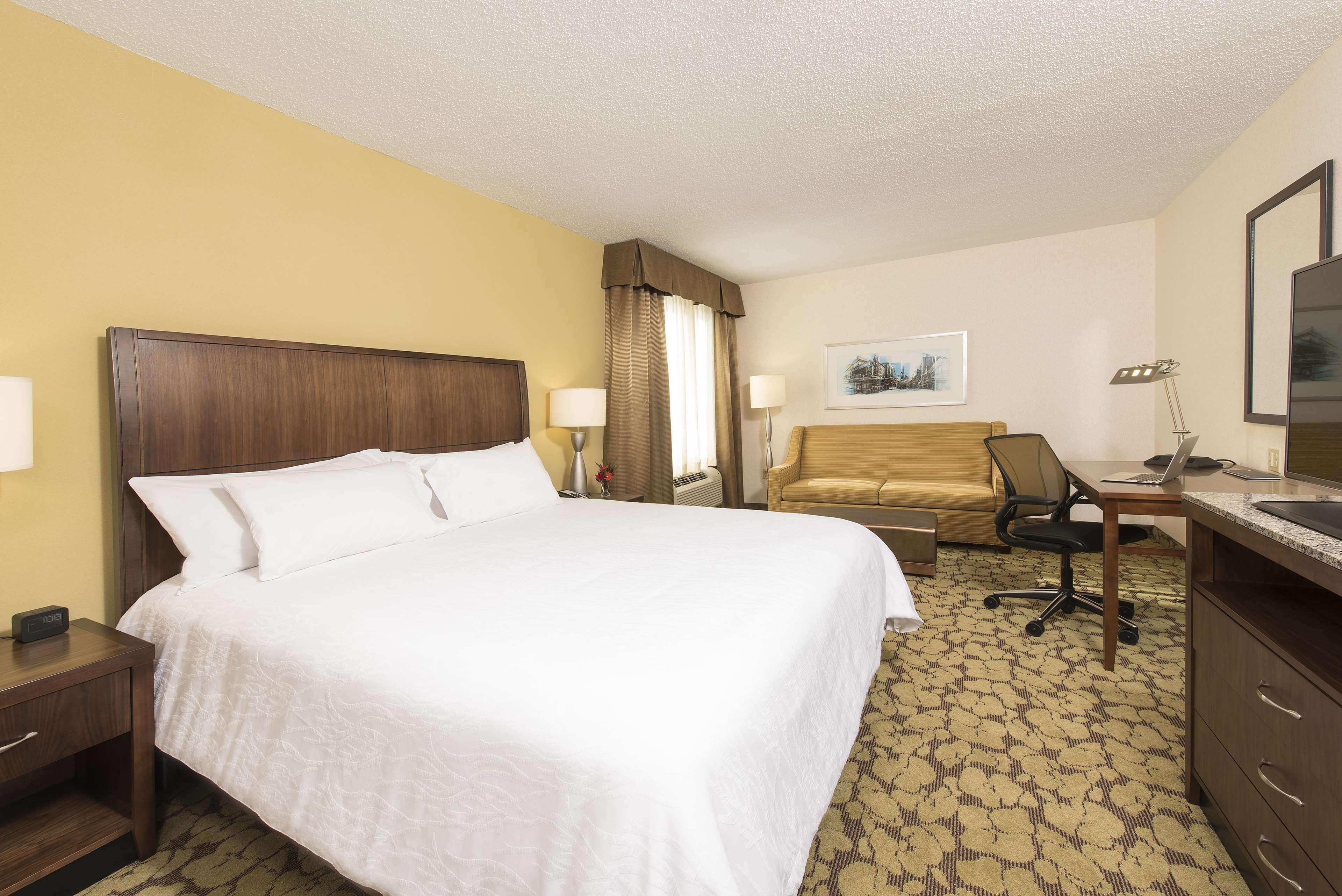 Hilton Garden Inn Louisville Downtown Exterior photo
